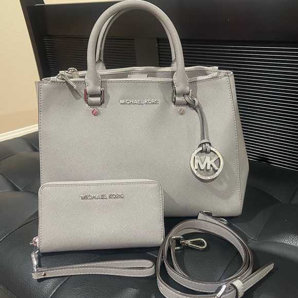 EUC - MICHAEL KORS  Selma Medium Top Zip Satchel - Pearl Grey - Picture 1 of 5